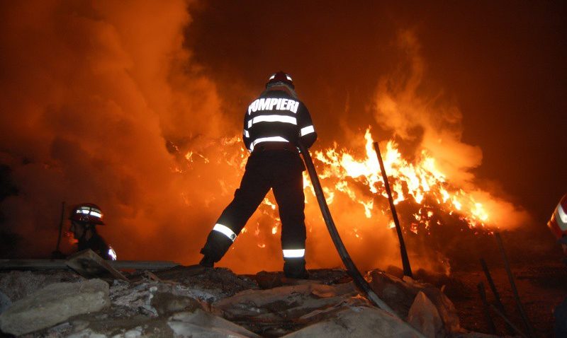 Arde o casă în Plopeni