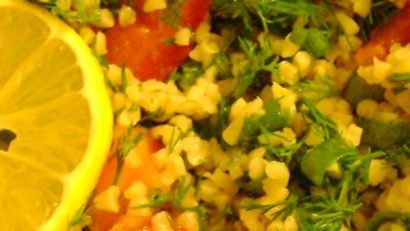 ORA MESEI: O salată săţioasă pentru zile de vară