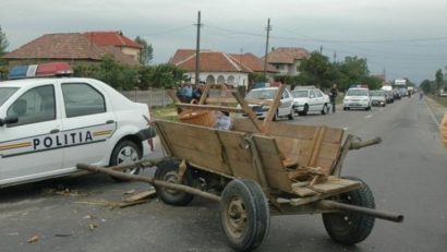 Un șofer beat a intrat cu mașina într-o căruță