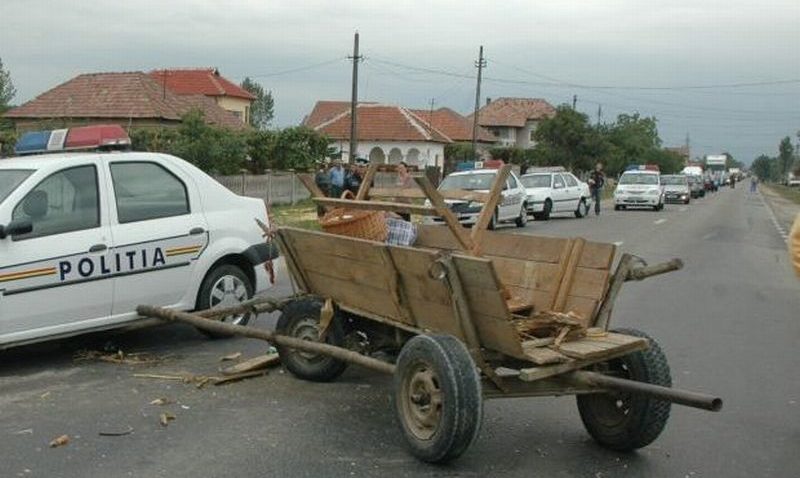 Un șofer beat a intrat cu mașina într-o căruță