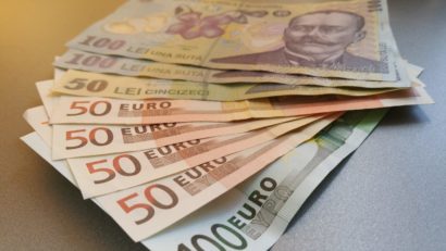 Leul s-a apreciat miercuri în raport cu euro, dar a pierdut teren în faţa dolarului american