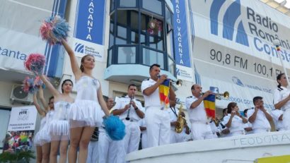 FOTO: Fanfara militară, show cu majorete pe terasa Radio Constanţa – Radio Vacanţa