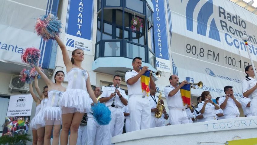 FOTO: Fanfara militară, show cu majorete pe terasa Radio Constanţa – Radio Vacanţa