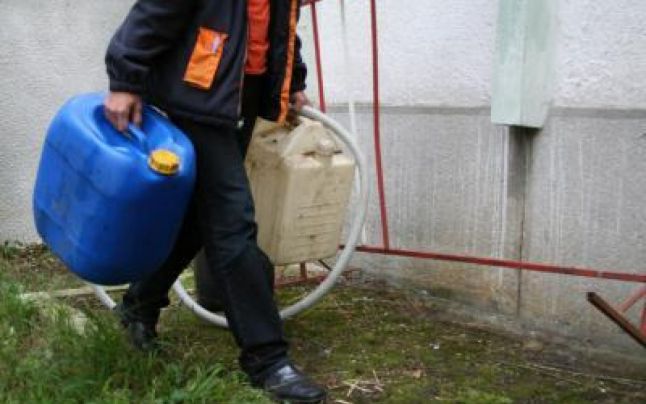 Constanța: Două persoane reținute pentru furt de combustibil din TIR-uri