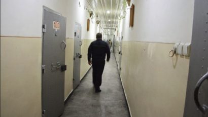 Gardienii din penitenciare protestează: „Păzim deţinuţii cu… deţinuţi!”