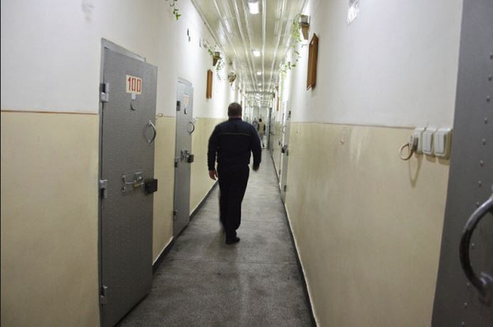 Gardienii din penitenciare protestează: „Păzim deţinuţii cu… deţinuţi!”
