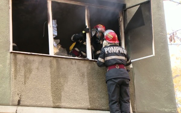 (UPDATE) Seară infernală pentru pompieri. Apartament cuprins de flăcări pe bulevardul Tomis !