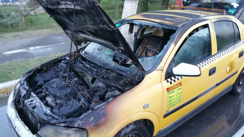 FOTO: Incendiu în Mamaia. Taximetru făcut scrum la Aqua Magic
