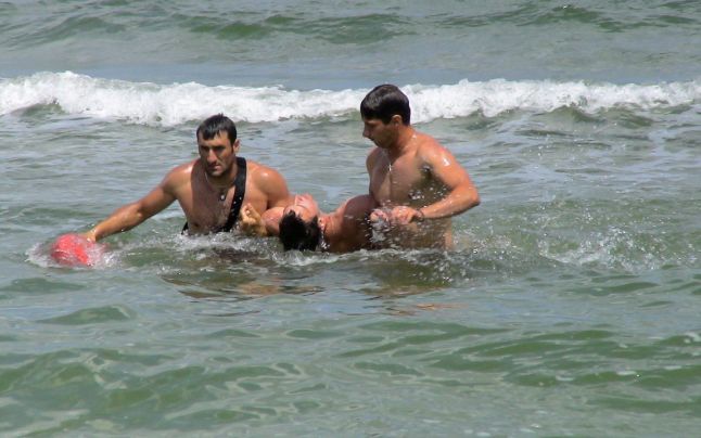 UN bărbat s-a înecat la Neptun. Nepoata sa a fost salvată