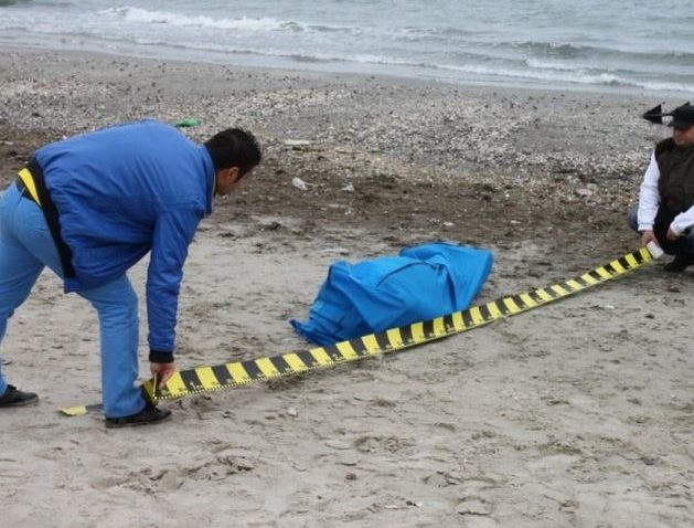 MAMAIA: Cadavru în apele mării