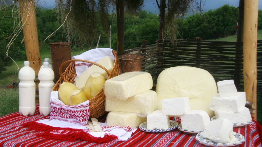 INTERVIU | Prețurile au explodat la toate produsele, iar lactatele nu fac excepție. Devin telemeaua și cașcavalul alimente de lux?
