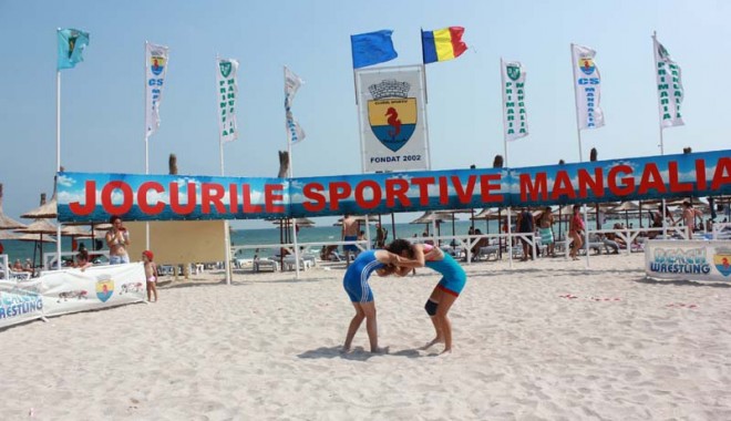 Trei sute de sportivi s-au confruntat la Campionatul Naţional de lupte pe plajă