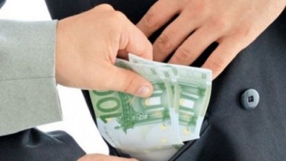 Chirurg prins de poliţişti în timp ce lua mită