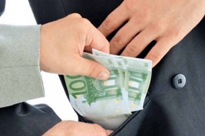Chirurg prins de poliţişti în timp ce lua mită