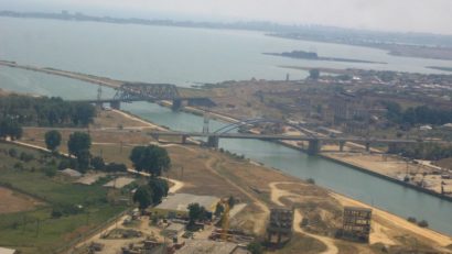 (UPDATE) Persoană căzută într-o râpă, pe malul canalului, la Ovidiu