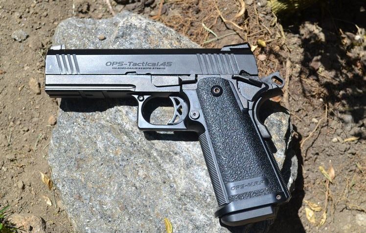 Nu este chiar ca în western-uri. Pistolar din Constanţa, amendat de poliţişti