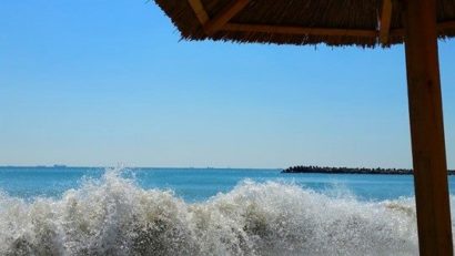Nici nu a răsărit bine soarele şi turiştii au umplut plajele!