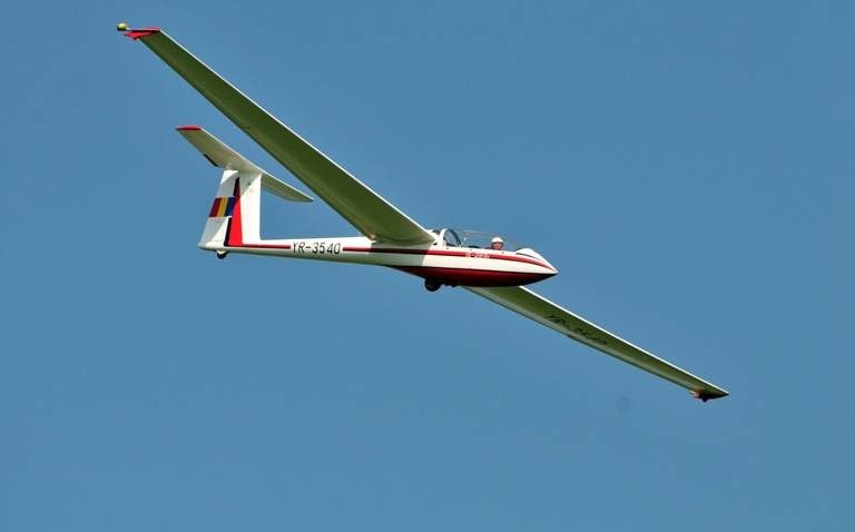 Pilotul planorului dispărut a fost găsit mort