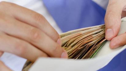 Un fost primar din Ilfov a fost trimis în judecată pentru luare de mită și trafic de influență