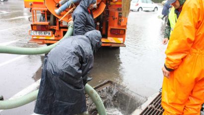 Cod galben de ploi. Unde puteţi suna, dacă aveţi probleme cu apa şi canalizarea