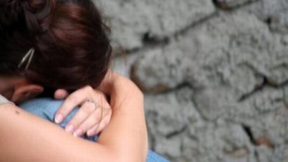 Doi poliţişti, reţinuţi după ce au violat o fată de 15 ani fugită dintr-un centru de plasament