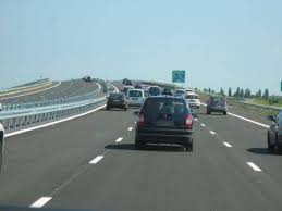 Traficul a scăzut în intensitate. Se menţin unele restricţii de circulaţie