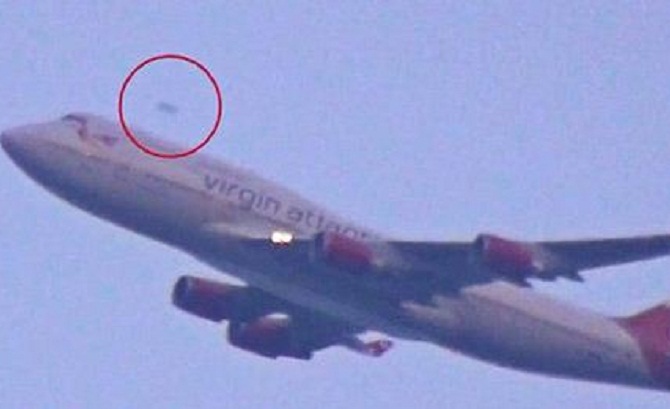 VIDEO: OZN surprins deasupra unui avion imediat după decolare