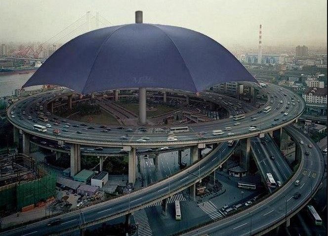 O umbrelă cât Pavilionul Expoziţional
