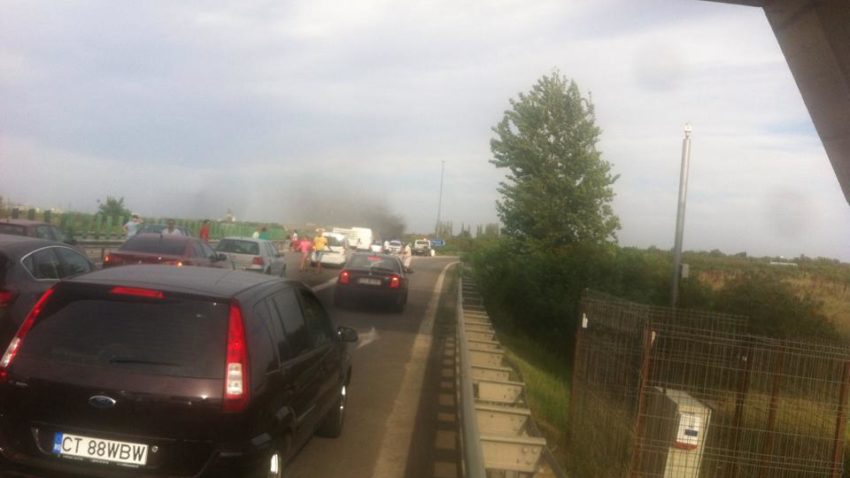 Mașină în flăcări pe Autostrada Soarelui