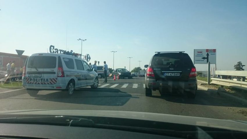 Impact rutier în parcarea unui hypermarket din Constanţa