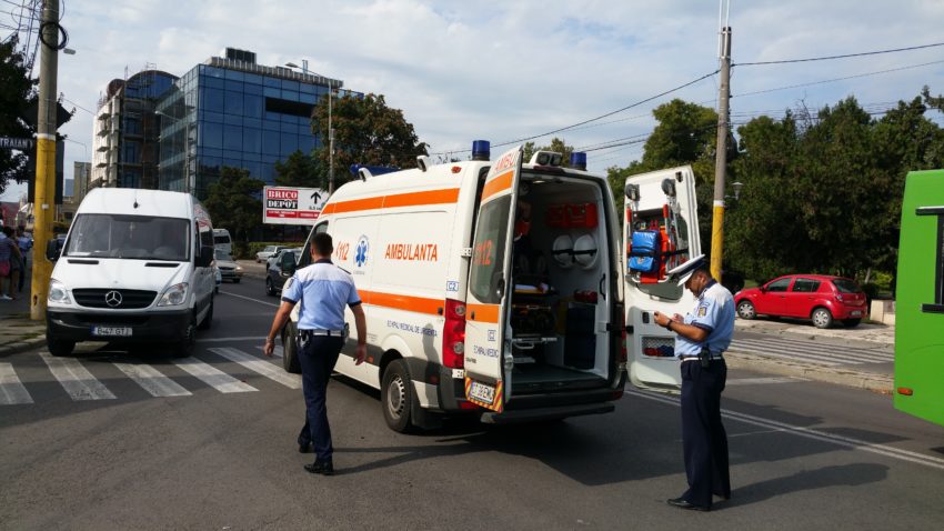 FOTO EXCLUSIVITATE: Bărbat lovit de un microbuz