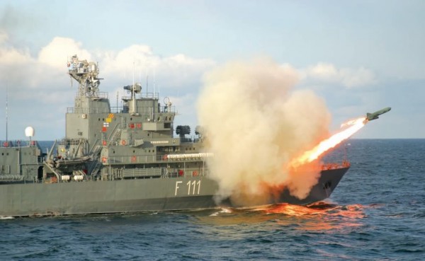 Două nave militare românești participă la exerciţiul NATO SEA BREEZE 15