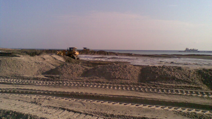 (FOTO) Plaja din Mamaia se lăţeşte de la o zi la alta