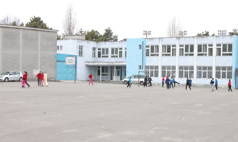 Şcolile cu internat şi cantină, mereu datornice!