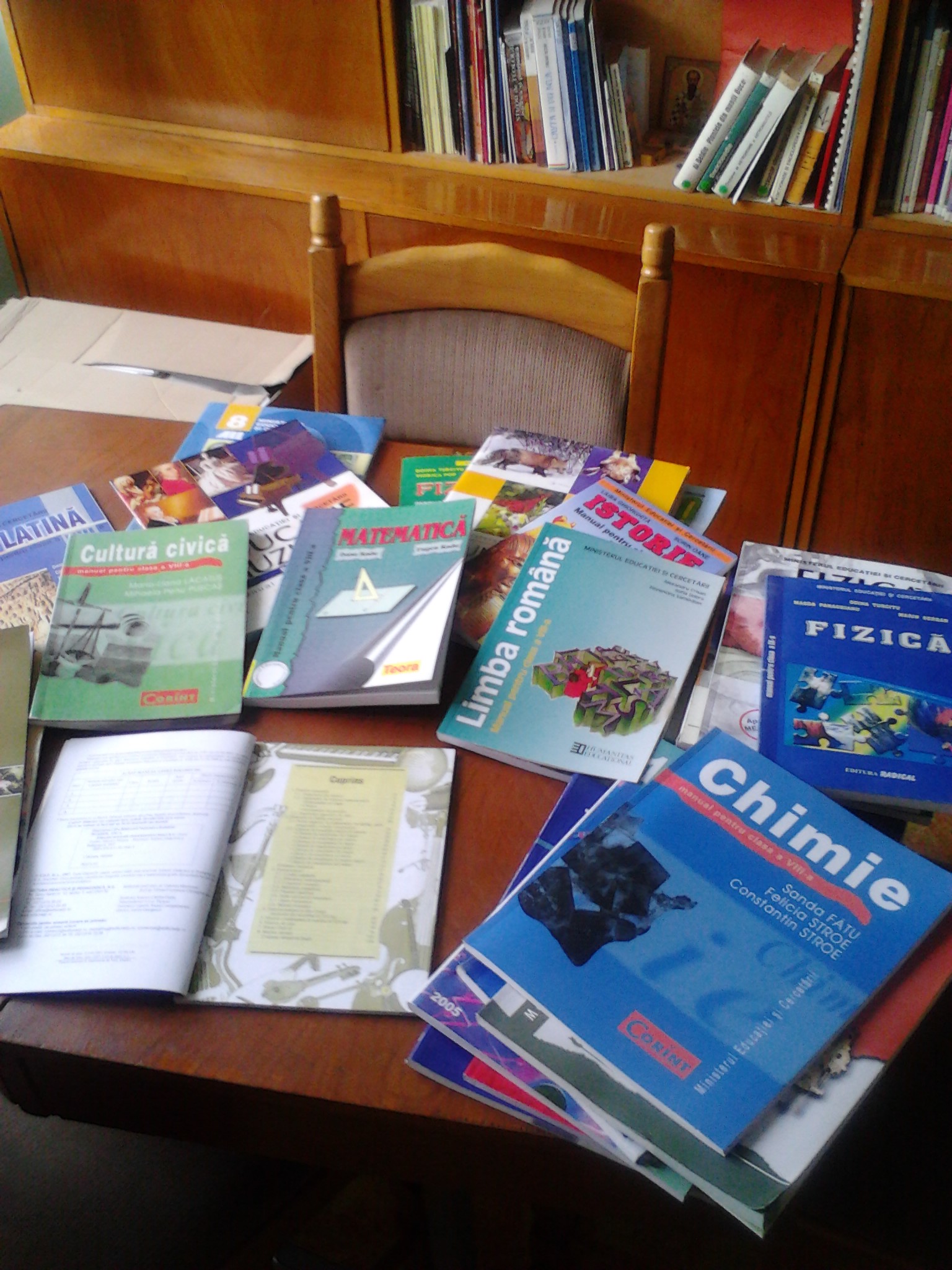 Liceenii ar putea să înceapă anul fără manualele gratuite promise