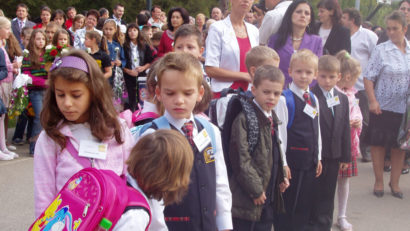 Peste trei milioane de elevi și preșcolari încep luni cursurile noului an școlar