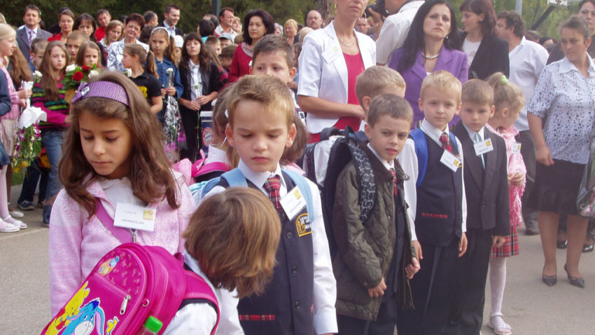 Peste trei milioane de elevi și preșcolari încep luni cursurile noului an școlar