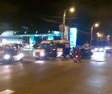 COLIZIUNE rutieră pe şoseaua Mangaliei. Implicat, un microbuz de transport persoane
