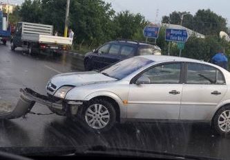 AGIGEA. Impact între o mașină și un autobuz plin cu călători