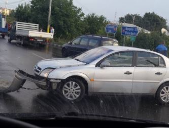 AGIGEA. Impact între o mașină și un autobuz plin cu călători