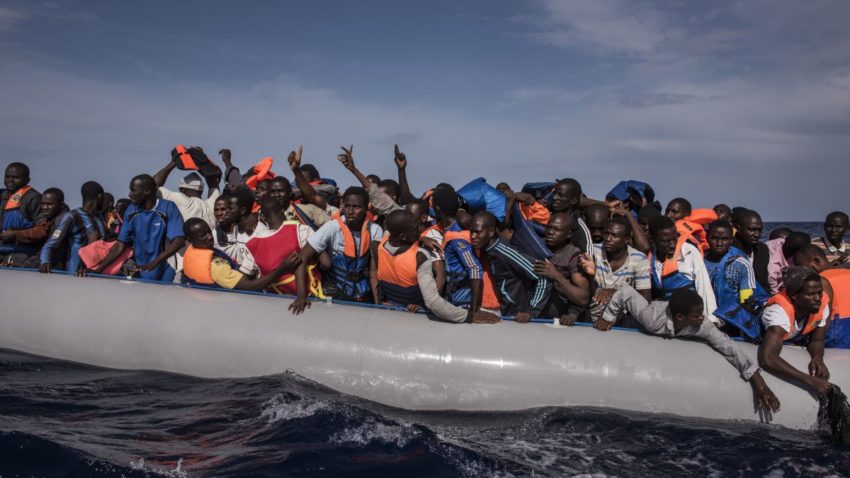 O ambarcaţiune plină de imigranţi s-a scufundat din cauza furtunii. Primul bilanţ arată ca au murit 28 de persoane