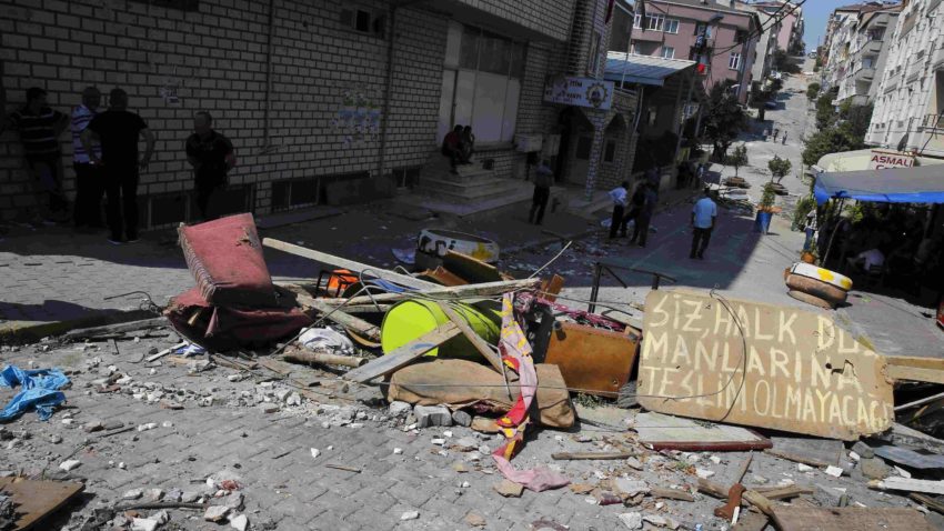 12 polițiști turci uciși, marți, într-un atac cu bombă