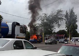 (FOTO) Maşină în flăcări pe bulevardul IC Brătianu