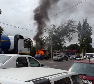 (FOTO) Maşină în flăcări pe bulevardul IC Brătianu