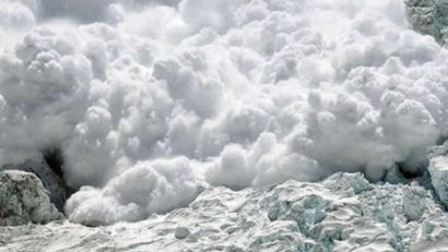 Un turist de 30 de ani din Bucureşti a fost înghiţit de o avalanşă care s-a produs în Munţii Bucegi
