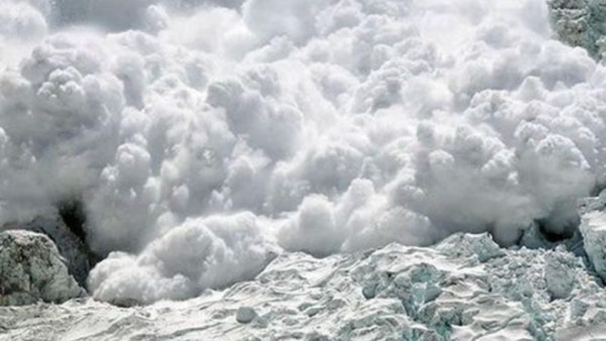 Un turist de 30 de ani din Bucureşti a fost înghiţit de o avalanşă care s-a produs în Munţii Bucegi