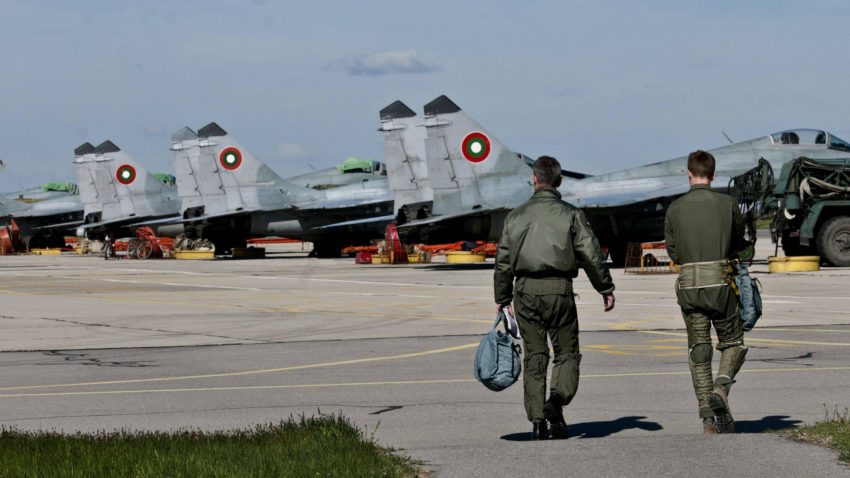 Aviația turcă bombardează masiv pozițiile PKK în Irak