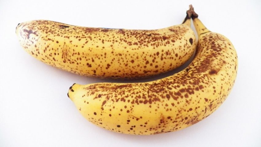 Bananele cu pete negre şi maro pe coajă previn apariţia cancerului