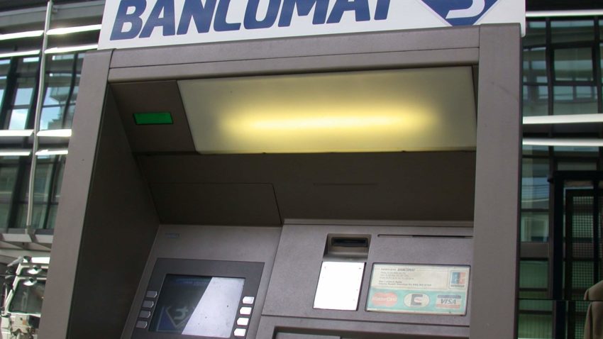 CONSTANȚA: Bancomate distruse și bani furați de pe carduri. Suspectul este arestat