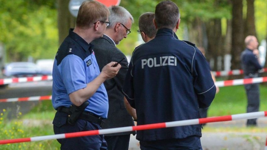 Islamist împuşcat mortal după ce a înjunghiat o poliţistă
